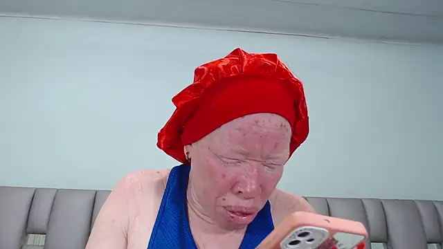 Kittywhiteass online show from September 21, 2025, 6:51 am