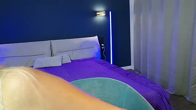 ZoeGrant online show from September 22, 2025, 7:42 pm