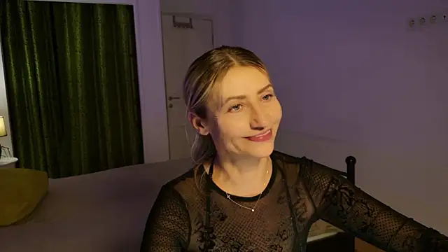 ZoeGrant online show from November 25, 2025, 8:53 pm