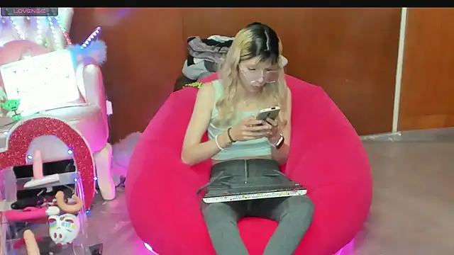 Skinygirl online show from April 8, 2026, 11:28 pm