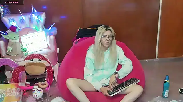 Skinygirl online show from July 17, 2026, 11:46 pm