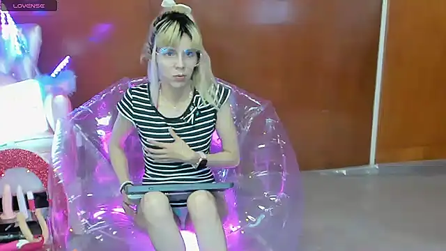 Skinygirl online show from March 30, 2026, 12:23 am