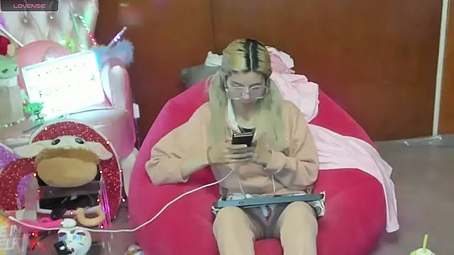 Skinygirl online show from June 26, 2026, 2:39 am