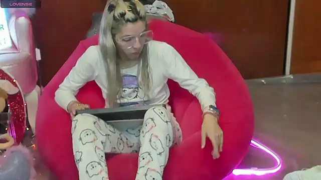 Skinygirl online show from June 11, 2026, 11:13 pm