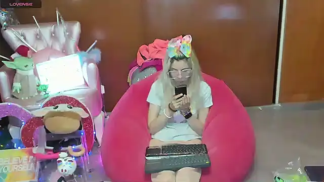 Skinygirl online show from July 9, 2026, 12:11 am