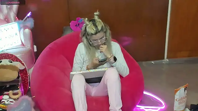 Skinygirl online show from June 16, 2026, 12:43 am