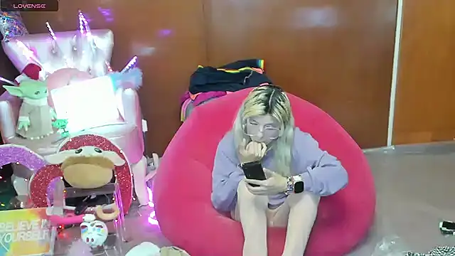 Skinygirl online show from July 12, 2026, 11:49 pm