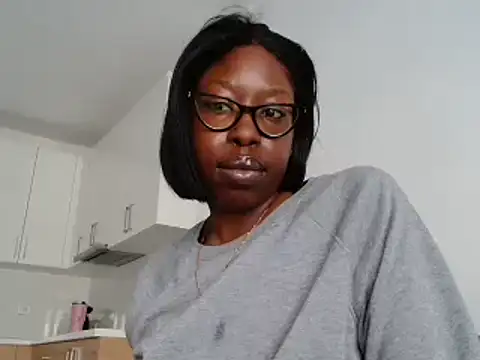 Snapshot of MadamIndigo chatting on October 20, 2025, 12:38 pm MadamIndigo online show from October 20, 2025, 12:38 pm