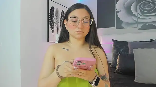 lucy neil online show from October 3, 2025, 7:04 pm