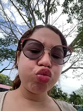 Lucyklein2022 online show from March 20, 2025, 1:59 pm