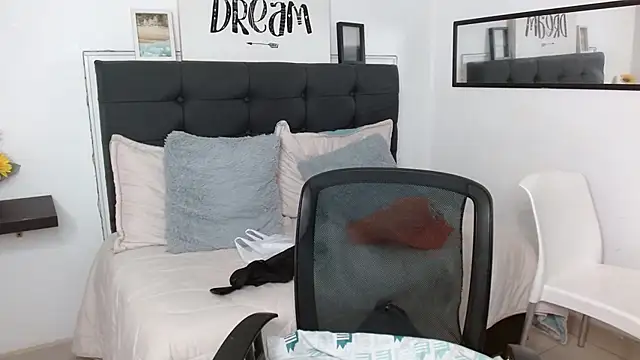 vaness weet online show from September 27, 2025, 8:37 pm