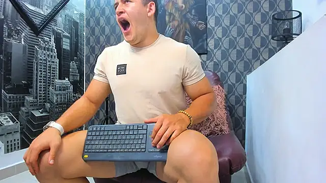 Leonsmoron online show from December 15, 2025, 10:48 pm