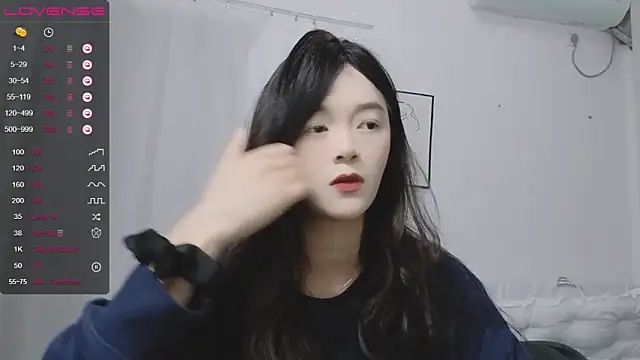 QiuPeiPeimmm online show from February 18, 2025, 2:06 pm