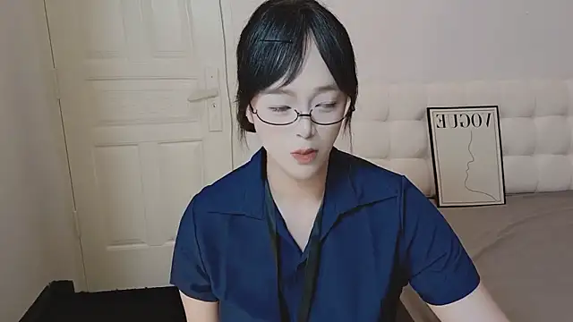 QiuPeiPeimmm online show from November 17, 2025, 4:05 am