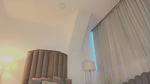 Emma Torres   online show from September 23, 2025, 12:01 pm