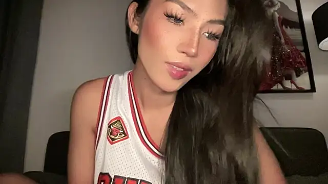 Bella Gordon online show from April 19, 2026, 9:17 pm