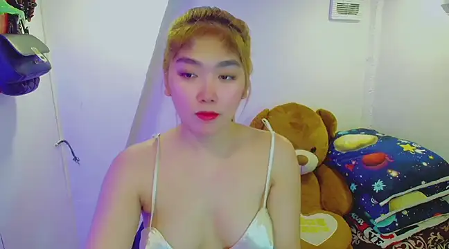 TR4NSCUTI3 online show from February 2, 2025, 10:17 pm