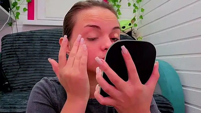 Misss Vikk online show from November 28, 2025, 6:02 am