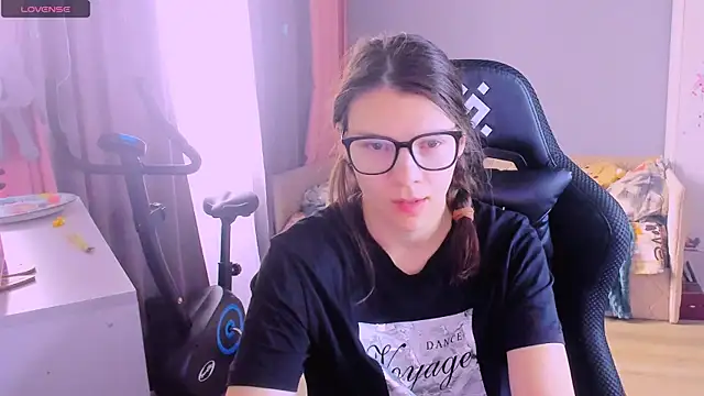 MollyLollipop online show from April 1, 2026, 5:09 am