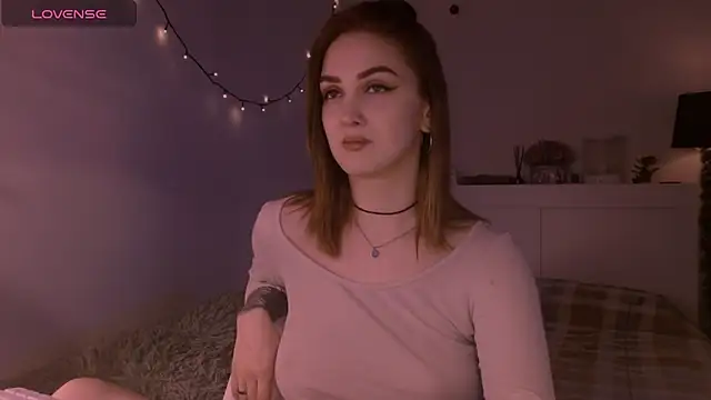 LilyFarey online show from November 17, 2025, 7:07 pm