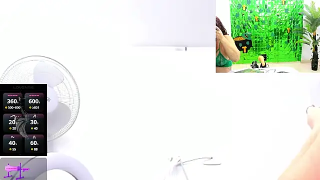 Paulina Davis  online show from March 17, 2025, 11:02 pm