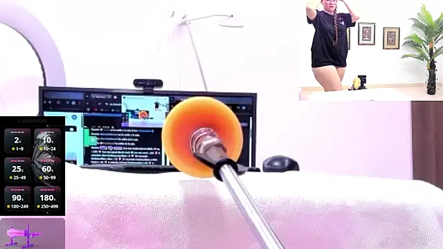 Paulina Davis  online show from March 16, 2025, 9:58 pm