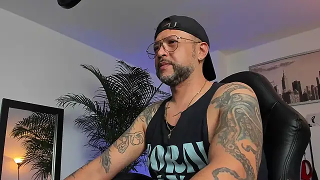 MrFrank tattoo online show from January 29, 2025, 4:19 pm