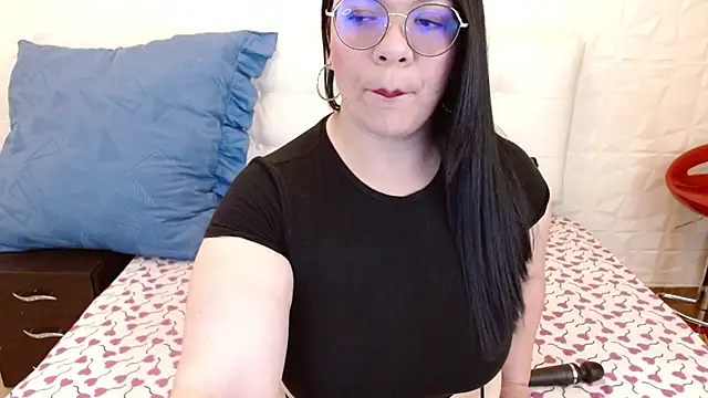 Snapshot of Angiee_BBW chatting on October 24, 2025, 7:35 pm Angiee BBW online show from October 24, 2025, 7:35 pm