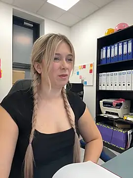 CherryAuroraa online show from December 5, 2024, 8:28 pm