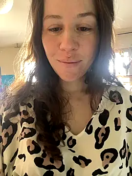 SuzieWanKenobi online show from December 4, 2025, 11:42 am