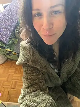 SuzieWanKenobi online show from September 29, 2025, 9:05 am