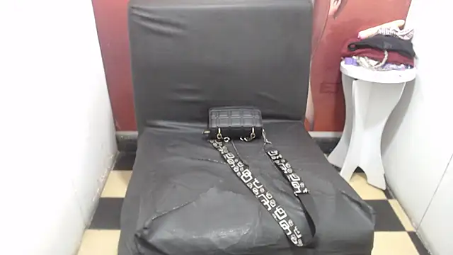 Laura hottt online show from October 17, 2025, 3:25 pm