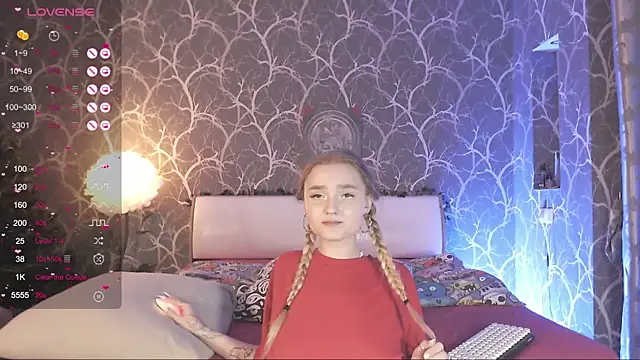 MiaMiaMeow online show from December 18, 2025, 1:37 pm