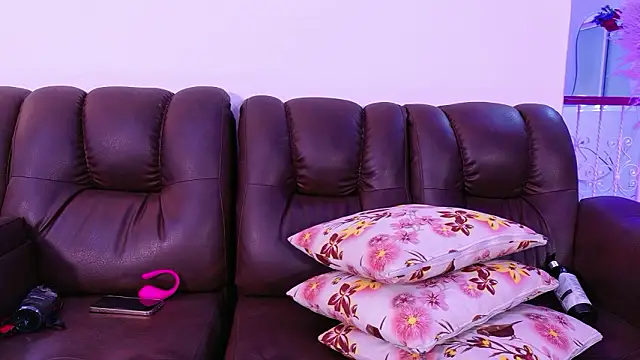 lara giraldo online show from March 3, 2026, 1:34 am