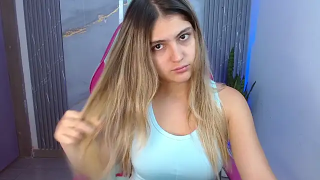 sofia henaok online show from February 28, 2025, 3:48 pm