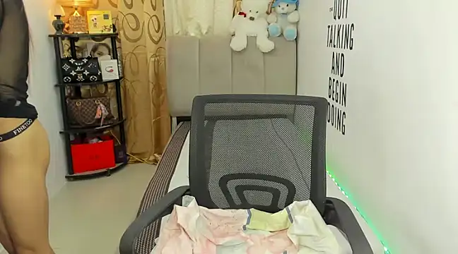 Trixie Mattel21 online show from January 13, 2025, 5:23 am