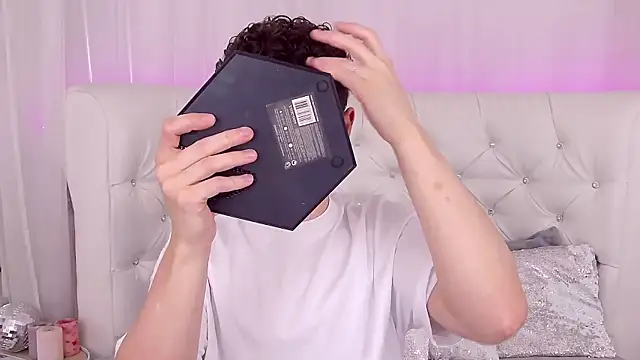 RobbyCharming online show from September 18, 2025, 3:42 am