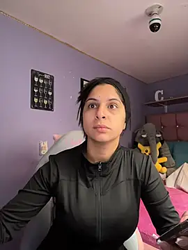 charlotte stevenss  online show from September 23, 2025, 2:13 pm