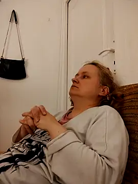 Snapshot of She-devilx chatting on April 27, 2026, 8:18 pm She-devilx online show from April 27, 2026, 8:18 pm