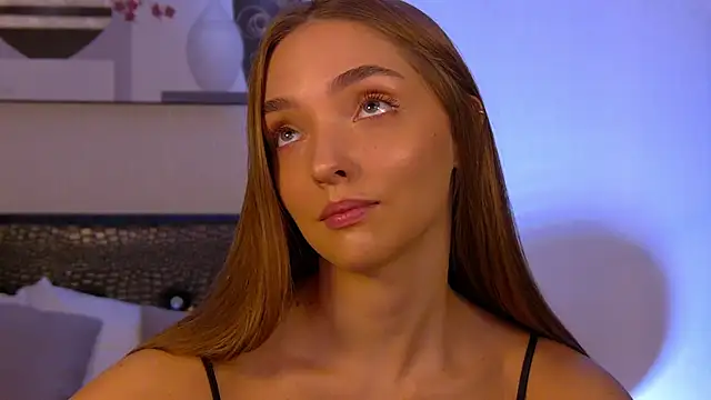 VirginieCruz online show from November 10, 2025, 7:30 pm