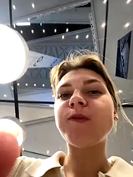 Snapshot of ValenciaShock chatting on October 15, 2025, 6:44 am ValenciaShock online show from October 15, 2025, 6:44 am