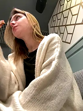 Snapshot of ValenciaShock chatting on November 16, 2025, 6:40 am ValenciaShock online show from November 16, 2025, 6:40 am