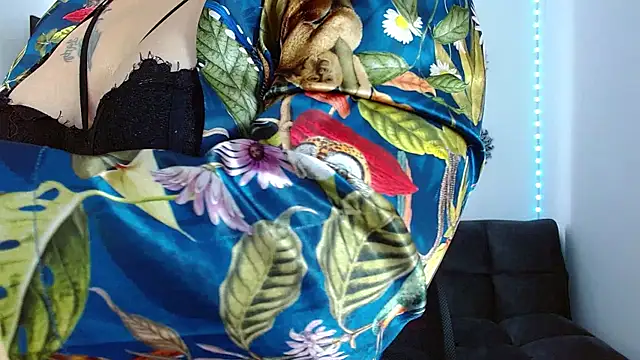 Karina Yang online show from October 16, 2025, 4:37 pm