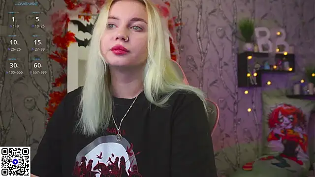 Snapshot of Moon_Valkyrie chatting on October 28, 2025, 8:57 am Moon Valkyrie online show from October 28, 2025, 8:57 am