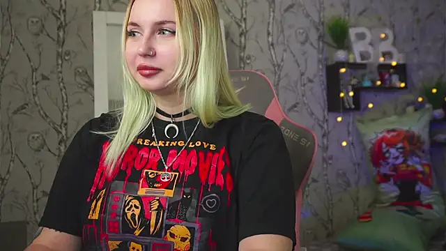 Snapshot of Moon_Valkyrie chatting on February 3, 2026, 6:11 am Moon Valkyrie online show from February 3, 2026, 6:11 am