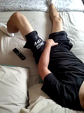 Snapshot of LuqenZo chatting on February 28, 2026, 2:28 pm LuqenZo online show from February 28, 2026, 2:28 pm