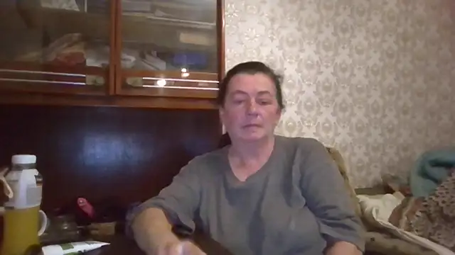 Snapshot of GypsiQueen2 chatting on October 24, 2025, 4:17 pm GypsiQueen2 online show from October 24, 2025, 4:17 pm