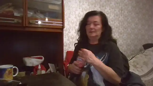 Snapshot of GypsiQueen2 chatting on October 2, 2025, 9:18 pm GypsiQueen2 online show from October 2, 2025, 9:18 pm