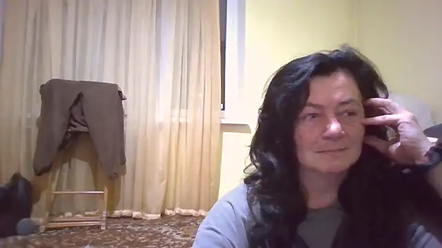 Snapshot of GypsiQueen2 chatting on January 6, 2026, 6:12 pm GypsiQueen2 online show from January 6, 2026, 6:12 pm