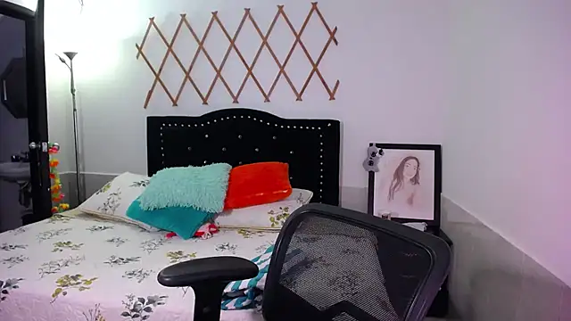 naughty girl 4u online show from September 9, 2025, 8:18 pm